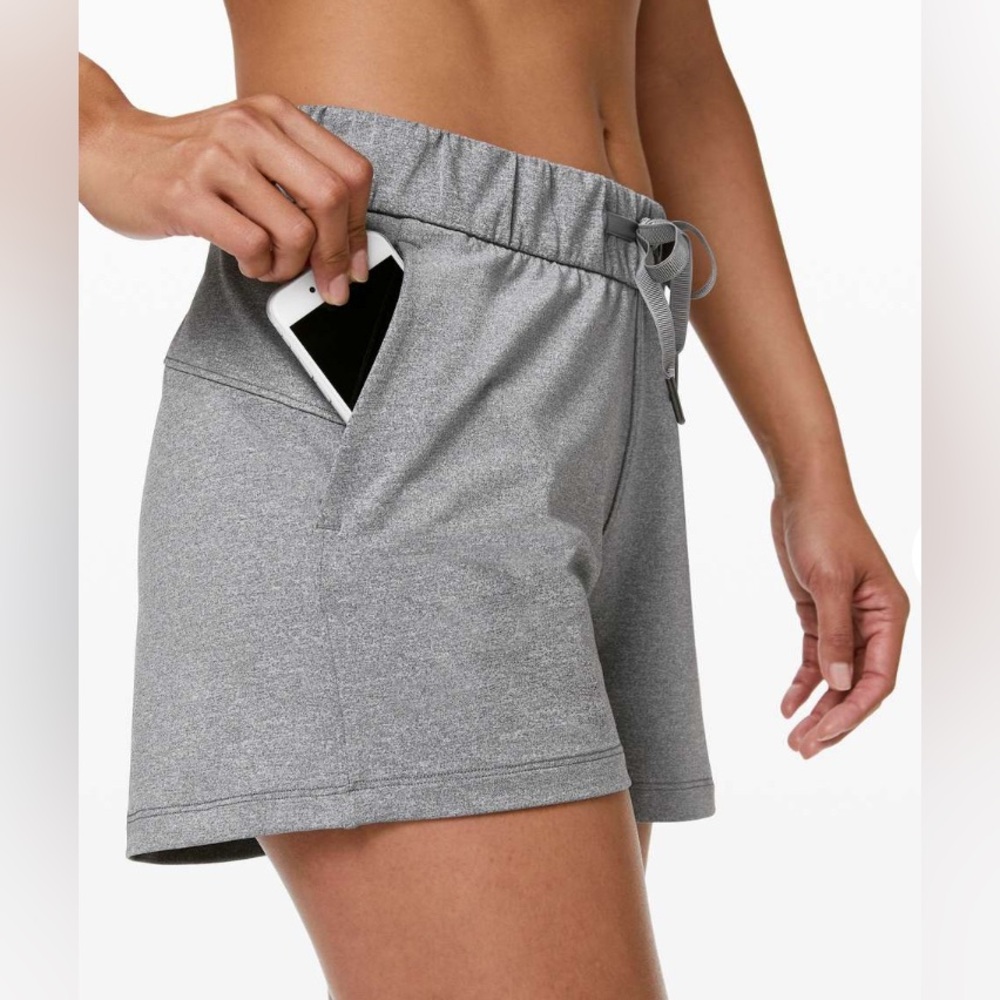 Lululemon On The Run Mid-Rise Short 2.5” Size 8